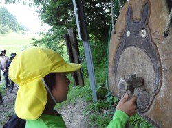 トトロの看板を叩いて森にごあいさつ