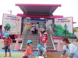 おはなしキャラバンカー来園！