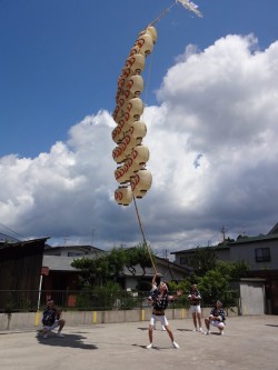 青空の下、上がる竿燈はかっこいい！