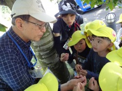 興味津々に聞く子ども達！