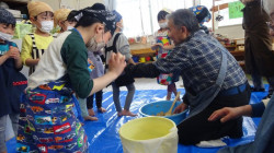 ④勢いよくバケツに入れます！