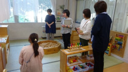 保育室の環境を見学している様子です。