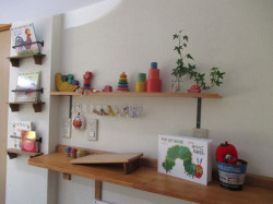 ひよこ組（０歳児）のお部屋の飾り棚です。