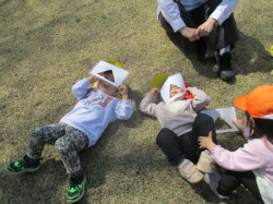 寝転がって見えるのは…子どもたちだけが見つけた特別な模様。