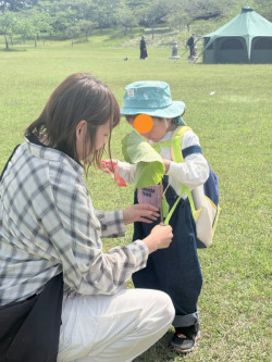 ママと一緒に、ふきのとう見つけたんだね〜