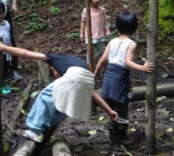 カッパに長靴を引っ張られたところを、助ける年長さんです！