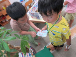 「待って待ってシール貼っていってねー」